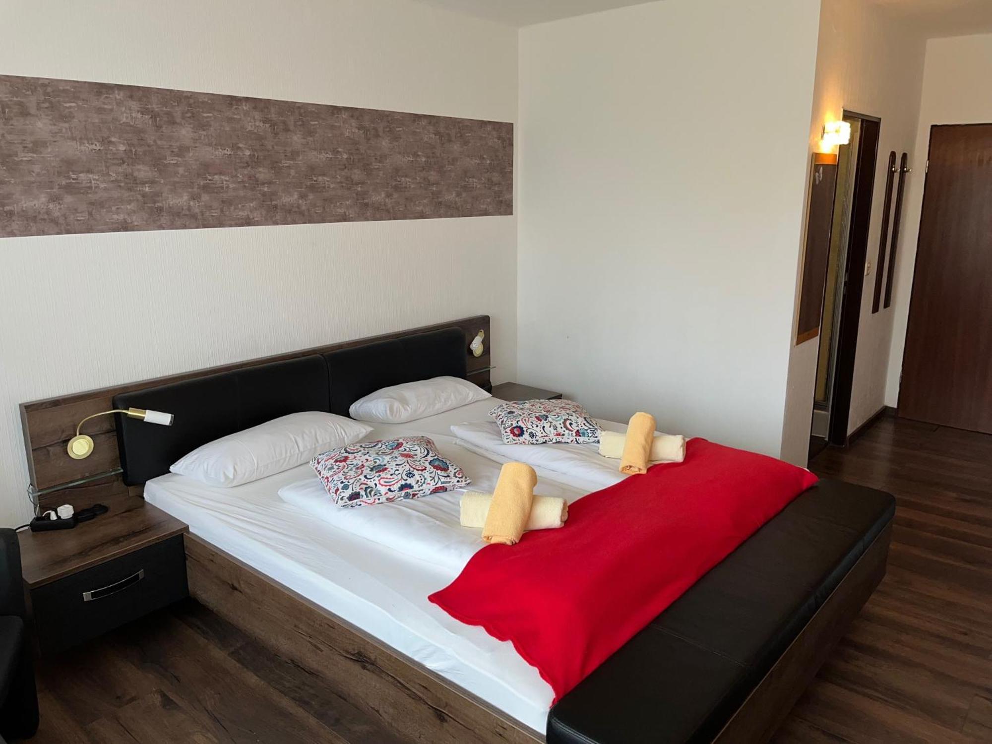Hotel Filoxenia บุทยาดิงเงน ภายนอก รูปภาพ